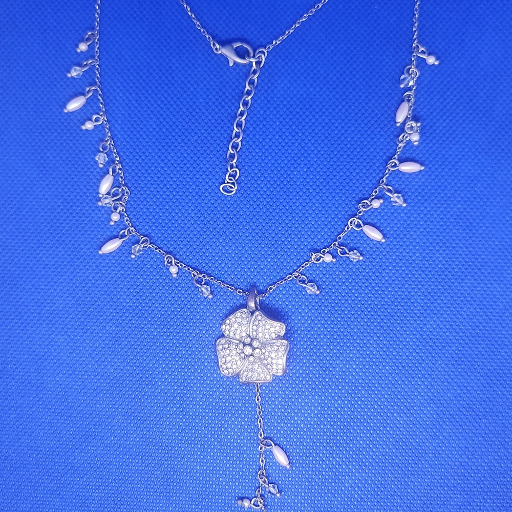 Elegant Silver Floral Pendant Necklace